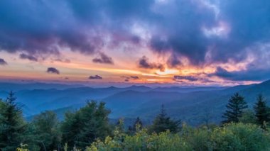 Canlı Blue Ridge Dağ Sunset Caney Fork Overlook Blue Ridge Parkway Featuring Yeşil Ormancılık, Dağların Mavi Katmanları ve Asheville, Nc yakınlarındaki Parlayan Turuncu ve Pembe Gökyüzü üzerinde görülen