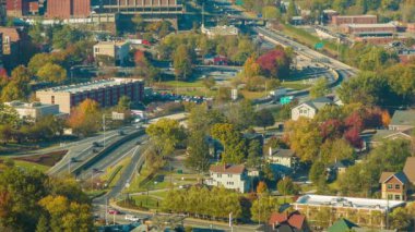 Sonbahar Sırasında Sonbahar Renkli Yaprakları ile Downtown yanında I240 Trafik ile Asheville Nc City Sahne