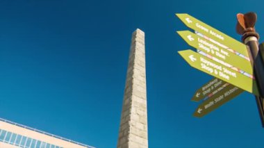 Bir Mavi Gökyüzü Arka Plan ile Güneşli Bir Günde Downtown Asheville Nc Vance Memorial ve Şehir Tabela doğru Panning