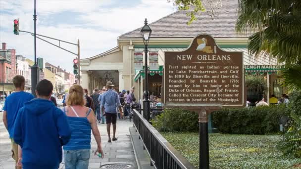 Toeristen Een Bezoek Aan New Orleans Wandelen Langs Informatie Bewegwijzering — Stockvideo