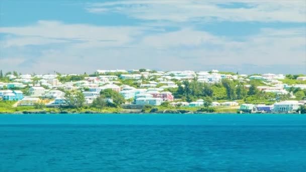 Vista Coloridos Edificios Bermudianos Mientras Pasa Por Una Isla Tropical — Vídeos de Stock