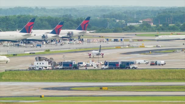 Αεροδρόμιο Ατλ Εμπορικά Αεροπλάνα Δέλτα Airlines Μεταξύ Διαδρόμων Ταξιδικών Και — Αρχείο Βίντεο