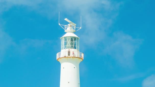 サウサンプトンバミューダのギブスヒル灯台は 観光客が塔の頂上を観察し 探検する青い空の背景を持つ晴れた日に — ストック動画