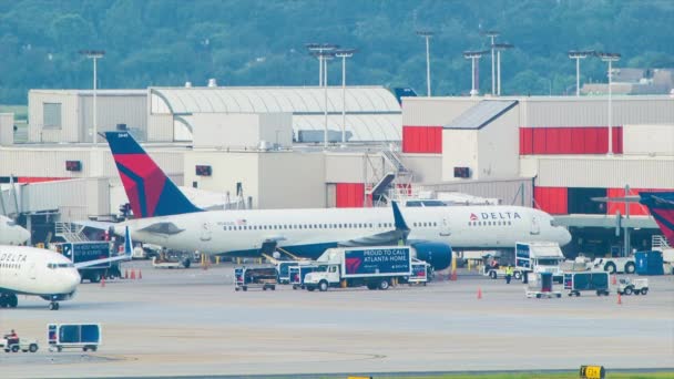 Atividade Terminal Aeroporto Atlanta Com Delta Airlines Aviões Comerciais Passageiros — Vídeo de Stock