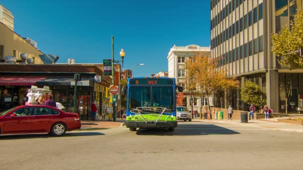 Konst Buss Kollektivtrafik Som Kör Genom Centrum Staden Asheville Solig — Stockvideo