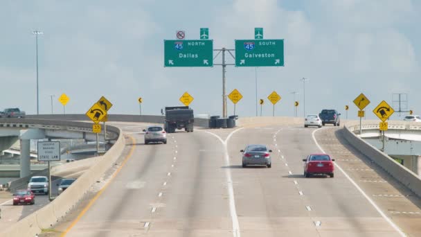 休斯敦得克萨斯州州际公路45北南斯普利特在I69 288 59高速公路与交通去达拉斯和加尔维斯顿方向 — 图库视频影像