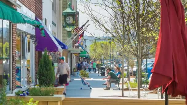 Bustling Sidewalk Scene People Visitors Main Street Historic Downtown Hendersonville — Vídeo de Stock