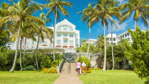 Två Damer Går Genom Hamilton Bermuda Bay Park Solig Eftermiddag — Stockvideo