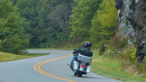Туристы Мотоцикле Едущие Блю Ридж Паркуэй Смоки Маунтинс Возле Эшвилля — стоковое видео