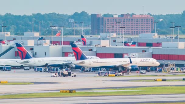 Delta Airlines Aviões Passageiros Estacionados Nos Terminais Aeroporto Internacional Atlanta — Vídeo de Stock