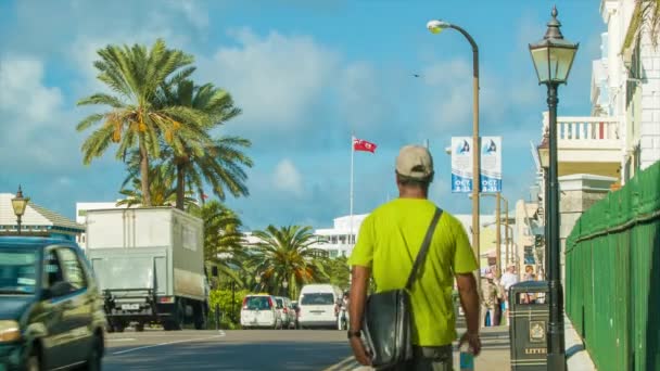 Turistas Caminhando Nas Ruas Hamilton Bermuda Com Veículos Scooters Dirigindo — Vídeo de Stock