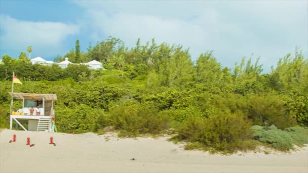 Panning Lifeguard Station Horseshoe Bay Beach Bermuda Green Foliage Blue — Stock Video