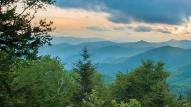 Caney Fork Overlook Blue Ridge Parkway üzerinde Gün batımında Asheville yakınlarındaki Dumanlı Dağlar üzerinde, Kuzey Carolina Appalachian Dağları ve Altın Renkli Gökyüzü katmanları ile