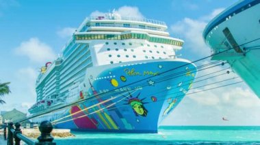 Bermuda'da Arama Norveç Breakaway Cruise Ship Royal Caribbean International's Explorer of the Seas önünde Kraliyet Donanması Tersanesi'nde King's Wharf Demirli
