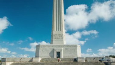 San Jacinto Memorial ve Müzesi Houston Tx Geniş atış Güneşli Texas Günü Mavi Gökyüzü Ziyaret Turistler ve Beyaz Bulutlar ile Top Star Gözlem Güvertekadar eğilerek