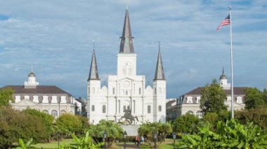 Louisiana's River Crescent City güneşli bir günde New Orleans La Fransız Mahallesi Jackson Meydanı'nda St Louis Katedrali