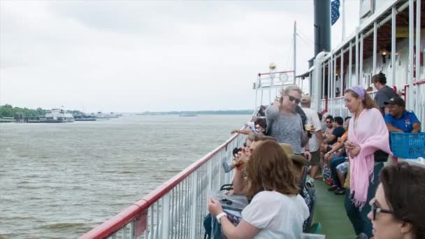 Pessoas Nos Decks Abertos Steamboat Histórico Natchez Durante Cruzeiro Cênico — Vídeo de Stock