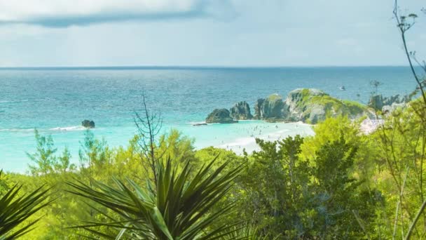 晴れた日にターコイズブルーの水と緑豊かな紅葉でバミューダの人気ホースシューベイを見渡す — ストック動画