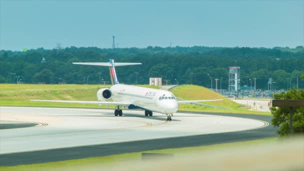 Dos Aviones Jet Regionales Delta Airlines Que Viajan Una Pista — Vídeos de Stock