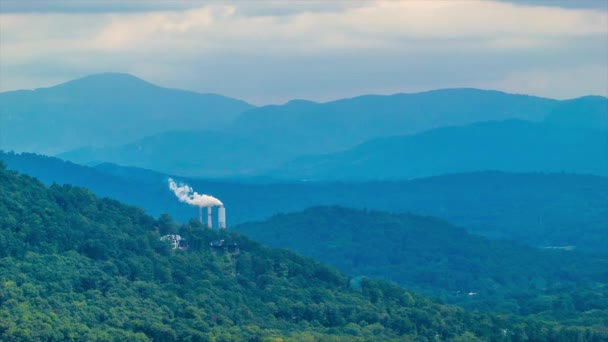 Usina Nuclear Com Vapor Branco Aninhada Entre Majestosas Montanhas Blue — Vídeo de Stock