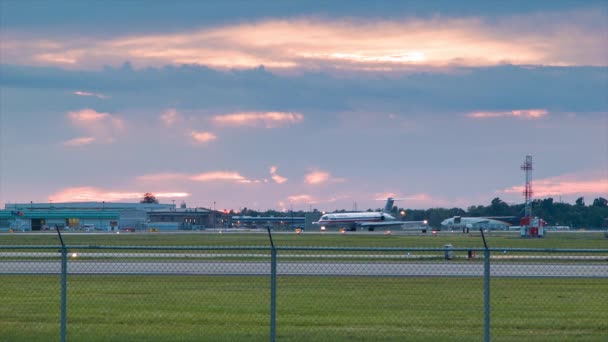Avión Pasajeros Comercial Md80 American Airlines Que Llega Aeropuerto Internacional — Vídeo de stock
