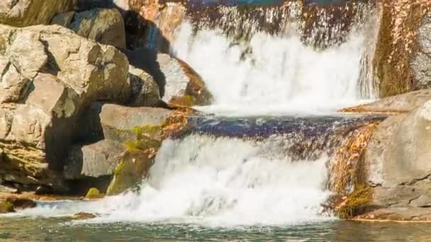 西ノースカロライナ州のブルーリッジ山脈のリンビルフォールズ州立公園の池に2層の滝からズームアウト — ストック動画