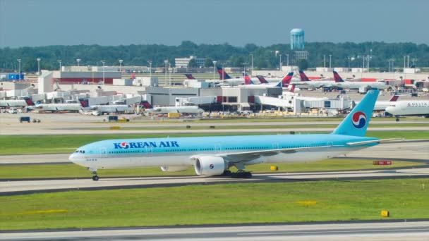 Taxi Avión Pasajeros Korean Air Boeing 777 Taxi Del Aeropuerto — Vídeos de Stock