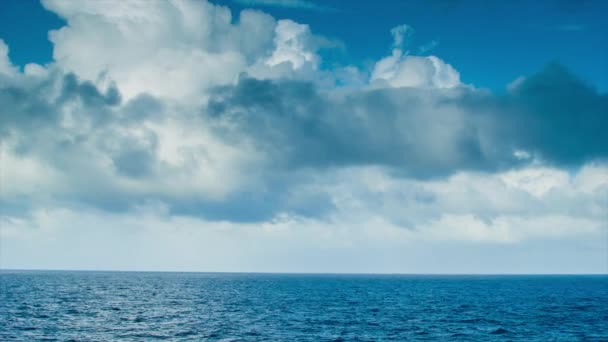 雄大な雲と青い水を持つ海の行く船から見た移動する海の風景 — ストック動画