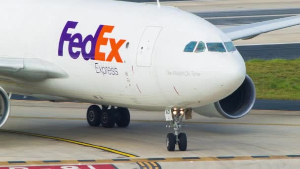 Fedex Express Airbus A310 Cargo Aircraft Primer Plano Mientras Enciende — Vídeos de Stock