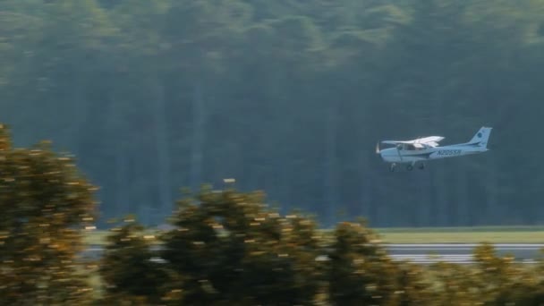 夏の間に日没で西ノースカロライナ州のスモーキー山脈のアッシュビル地域空港Avlに小さなプライベート飛行機が着陸 — ストック動画