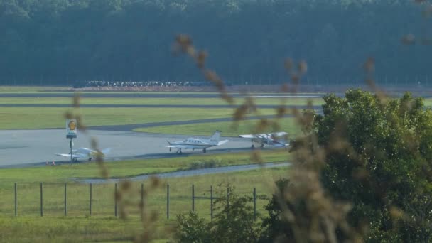 Privatflyg Trafik Med Cessna Landning Asheville Regional Airport Blue Ridge — Stockvideo