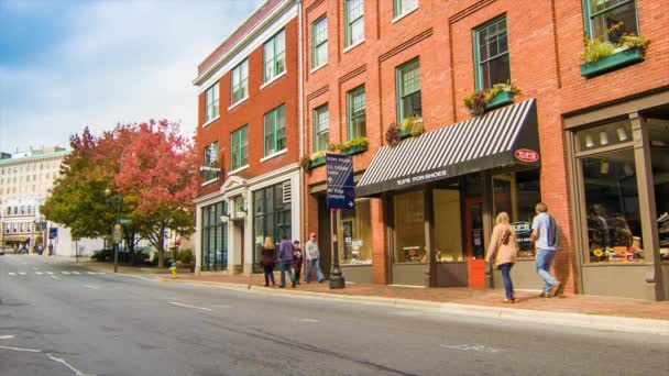 Pessoas Caminhando Explorando Opções Varejo Asheville City Center Edifícios Tijolos — Vídeo de Stock