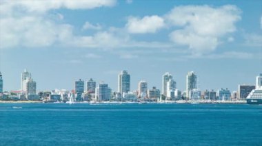 Arka Planda Büyük Cruise Ship Anchored Offshore ve Tall Hotel Binaları ile Punta del Este City Skyline Genelinde Panning