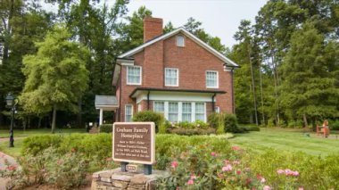 Billy Graham aile Homeplace Charlotte NC ziyaretçiler cazibe ev karşı Bahçe yürüyüş ınsanlarla