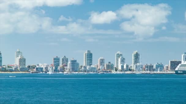 Panning Punta Del Este City Skyline Com Big Cruise Ship — Vídeo de Stock