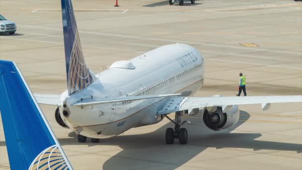 Close United Airlines 737 924Er Passenger Jet Airliner Taxiing Platform — Vídeo de Stock