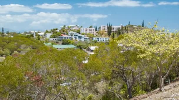 ヌメアニューカレドニア島渓谷は 乾燥した日の日の気候で住宅の建物を見下ろす — ストック動画