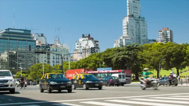 Buenos Aires Argentina Městské Budovy Pozadí Projíždějícími Vozy Rušné Křižovatce — Stock video