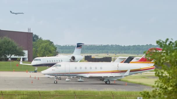 Executive Business Jets Zaparkowany Lotnisku Platformie Prywatnego Hangaru Bez Rozpoznawalnych — Wideo stockowe