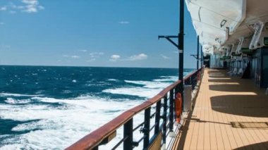Mavi Yüzeyde Kaba Su Breaking Beyaz Köpük ile Güneşli Bir Günde Denizde Seyir Sırasında Cruise Ship Boş Açık Güverte