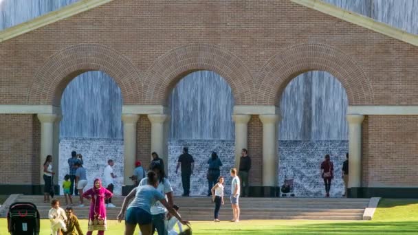 游客在杰拉尔德D 海因斯水墙公园在休斯敦Tx享受流行的公共地标 — 图库视频影像