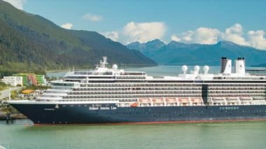 Holland America Line Noordam Cruise Ship Juneau Alaska Close Up Arama Popüler Alaska N Limanı'nda Yaz aylarında Güneşli Bir Günde Panning Docked