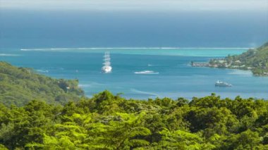 Egzotik Fransız Polinezyası Moorea Adası'nda Anchored Sailboat Lüks Cruise Ship ile Cooks Bay Tropikal Doğa Manzara
