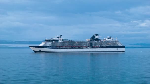 Celebrity Millennium Cruise Ship Side Shot Durante Crucero Noche Azul — Vídeos de Stock