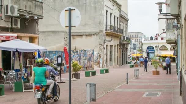 Jízda Motorce Přes Montevideo City Pouliční Scéna Obchody Lidmi Chodnících — Stock video