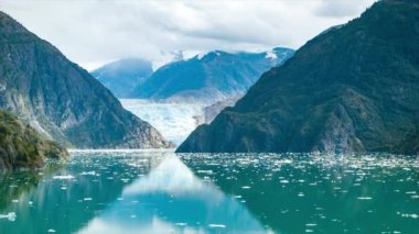 Tracy Arm Fjord Alaska'nın Sonunda Sakin Bir Yaz Günü Sawyer Buzuluna Doğru Gemi Seyir