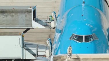 İşaretsiz Mavi Boeing 747 Ticari Yolcu Jet Uçağı Bir Gün Boyunca Süreç temizliği ve Kokpitte Pilotlarla Bir Sonraki Uçuşa Hazırlanıyor