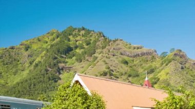 Fransız Polinezyası Moorea Adası Mountain Tops Güney Pasifik'te güneşli bir günde Papetoai town görülen