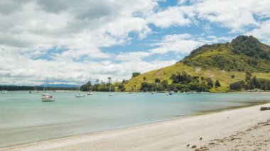 Yaz aylarında Mount Maunganui ve Plaj ile Bolluk Bölgesi Körfezi'nde Tauranga Yeni Zelanda Limanı