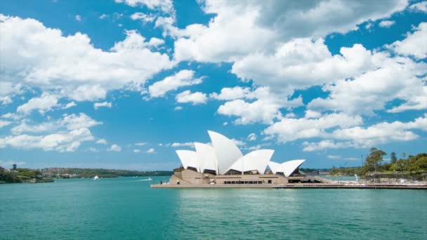 シドニーオペラハウスワイドパンニングハーバーは オーストラリアの牧歌的な青空ホワイトクラウド天気の日に撮影 — ストック動画